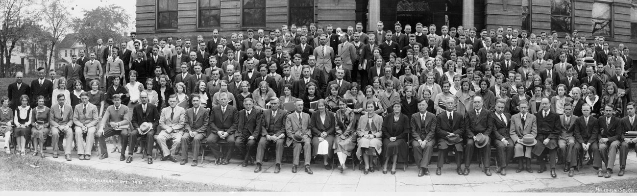 The Augsburg community poses in front of Old Main in 1931.